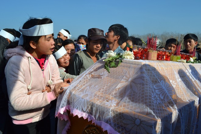 Cả làng đưa tang nữ sinh bị hại giữa đêm 3_635575570204531251.JPG (660×440)