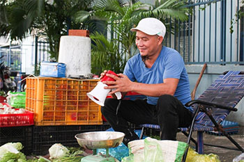 Anh Minh bán rau: 'Buôn bán cả năm rồi, không ai làm giàu trong dịch'
