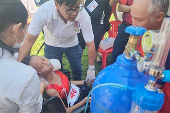 Cán đích ở môn marathon tại Sea Games 32, vận động viên Nguyễn Thị Ninh ngất xỉu, phải thở oxy
