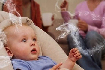 Chỉ một hơi thuốc lá của bố có thể khiến một em bé khỏe mạnh lâm vào tình trạng nguy kịch