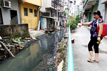 Chùm ảnh: Người dân sống cạnh ao tù, kênh rạch lo lắng khi sốt xuất huyết tăng nhanh ở Hà Nội