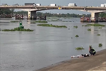 Cô gái bất ngờ dừng xe trên cầu rồi nhảy xuống sông Sài Gòn