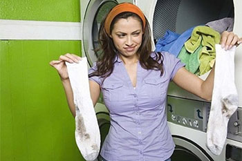 Có nên cho thẳng quần áo bẩn vào máy giặt?