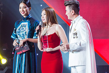Đàm Vĩnh Hưng trao giải Super Icon cho Mỹ Tâm tại "ELLE Style Awards 2019"