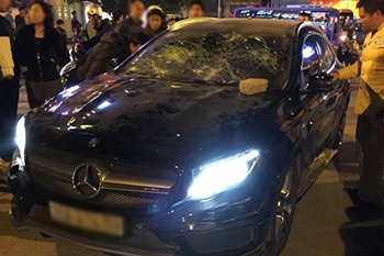 Đánh ghen náo loạn ở Hà Nội: Người phụ nữ leo lên nắp capo, đập vỡ kính Mercedes