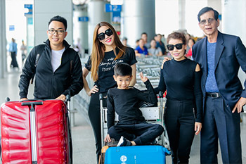 Hồ Ngọc Hà âu yếm Subeo, cùng cả gia đình đi lưu diễn tại Mỹ