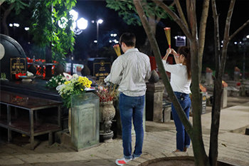 Ngô Kiến Huy cùng Hoàng Yến Chibi đi viếng mộ nữ anh hùng Võ Thị Sáu lúc nửa đêm