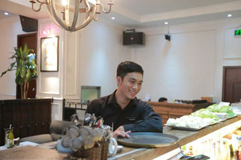 Ngó nghiêng những chàng phục vụ đẹp trai ở các quán cafe "hot" tại Hà Nội