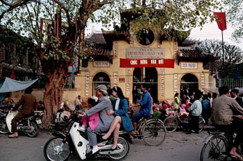 Ngược dòng thời gian đi sắm Tết bằng xe 2 bánh "sang" ở Hà Nội