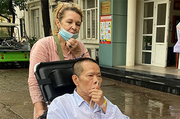 Người vợ Ukraine 20 năm chăm chồng Việt đột quỵ: 'Tôi sẽ bên anh ấy suốt đời'