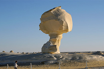 Những khối đá kỳ lạ ở sa mạc trắng