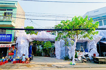 Những xóm đạo ngập tràn Giáng sinh ở TP.HCM: Người Công giáo phấn khởi làm hang đá, sắm áo mới