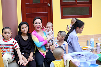Việt Hương tiếp tục thăm chùa và làm từ thiện