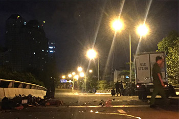 Xe tải tông chết 2 thanh niên chạy ngược chiều trên cầu vượt ở Sài Gòn