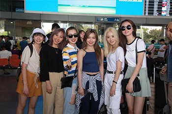 Z - Boys, Z - Girls 'đốn tim' fan Việt ngay lần đầu xuất hiện tại sân bay Việt Nam