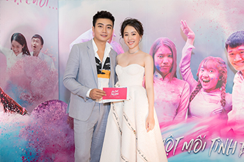 Huỳnh Hồng Loan khiến công chúng ngẩn ngơ với hình ảnh công chúa quyến rũ