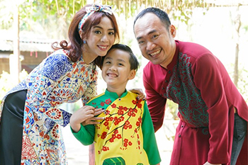 "Quý tử" của cặp đôi Thu Trang - Tiến Luật lần đầu tiên đóng hài cùng ba mẹ