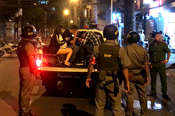 Trăm cảnh sát bao vây nhà hàng có tiếp viên khiêu dâm ở Sài Gòn